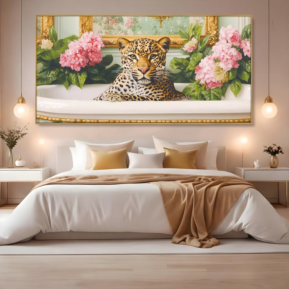 Tablou canvas cu tablou canvas cu leopard in cada, in rama de aluminiu auriu, pe perete intr-un dormitor
